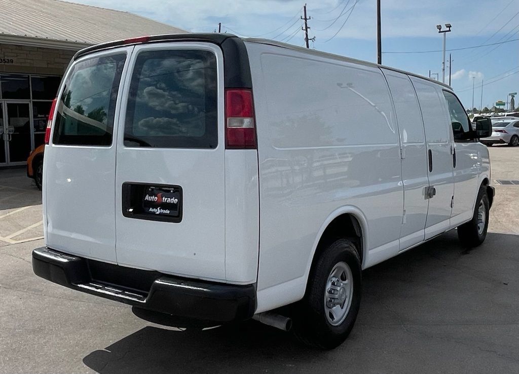 Used 2017 Chevrolet Express 2500 Extended RWD image 3