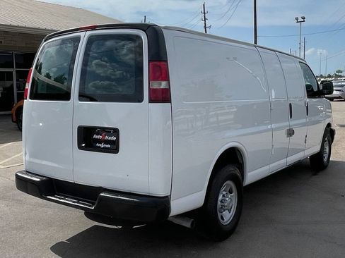 Used 2017 Chevrolet Express 2500 Extended RWD image 3