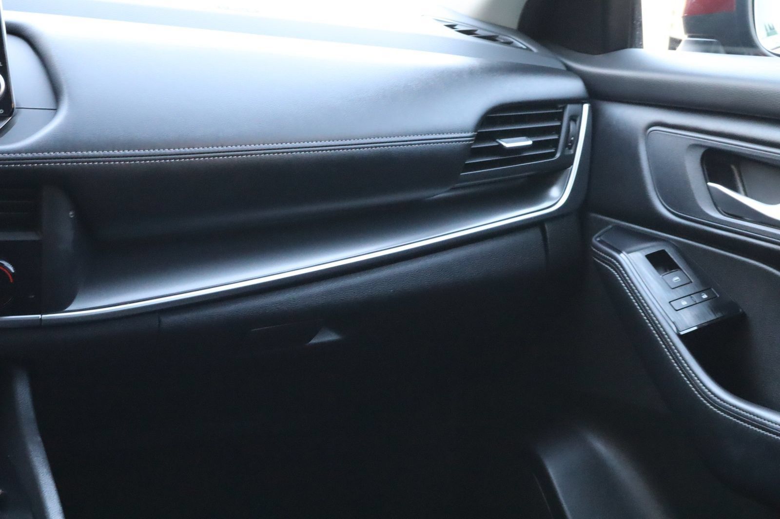 Used 2024 Nissan Rogue SV FWD image 31