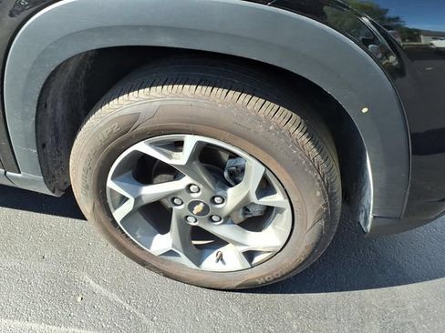Used 2025 Chevrolet Trax LT FWD image 6
