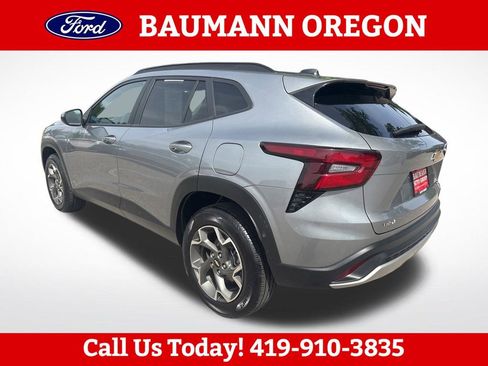 Used 2025 Chevrolet Trax LT FWD image 6