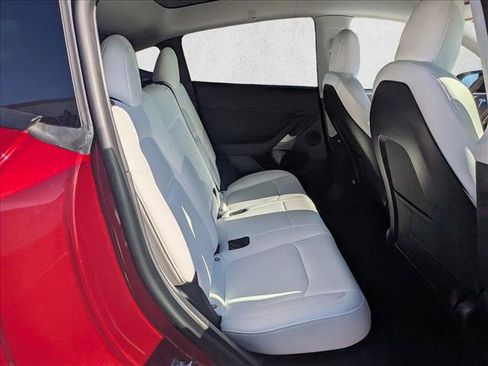 Used 2022 Tesla Model Y Long Range image 21