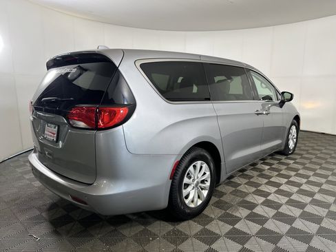 Used 2017 Chrysler Pacifica Touring w/ Tire & Wheel Group FWD image 6