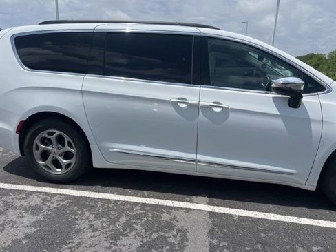 Used 2023 Chrysler Pacifica Limited FWD image 7