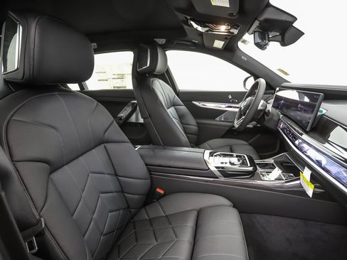 New 2026 BMW i7 xDrive60 w/ Premium Package AWD/4WD image 32