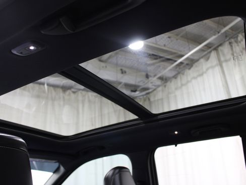 Used 2024 Jeep Grand Cherokee Limited w/ Luxury Tech Group II image 23