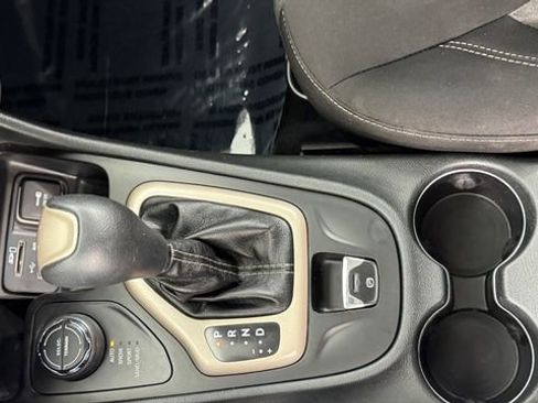 Used 2014 Jeep Cherokee Sport AWD/4WD image 30