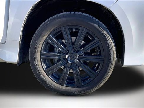 Used 2021 Lexus LX 570 4WD w/ Luxury Package image 8