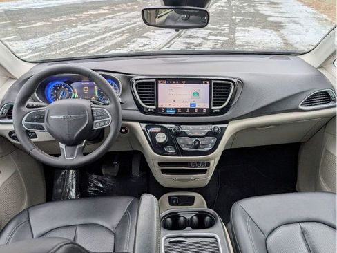 Used 2024 Chrysler Pacifica Touring-L image 31