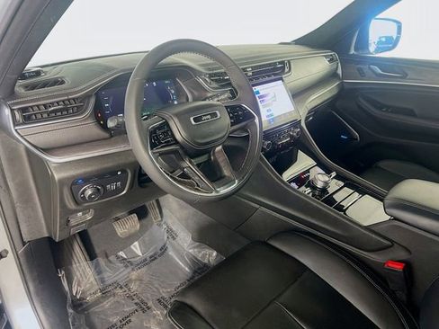 Used 2022 Jeep Grand Cherokee Overland w/ Luxury Tech Group IV AWD/4WD image 11