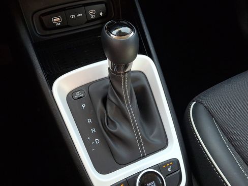 Certified 2025 Hyundai Venue Limited FWD image 14