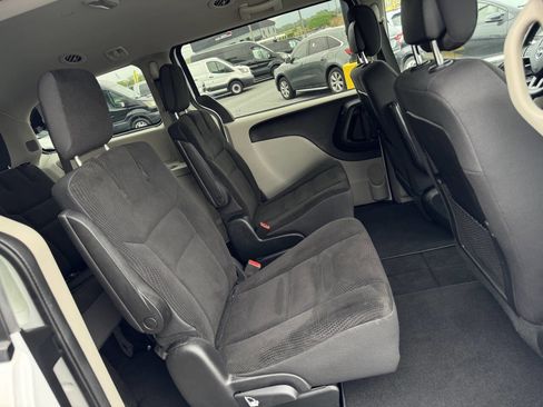 Used 2019 Dodge Grand Caravan SE w/ UConnect Hands-Free Group image 12