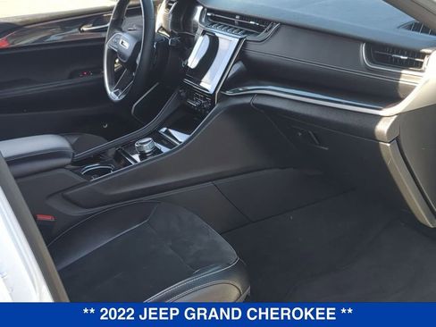 Used 2022 Jeep Grand Cherokee Altitude AWD/4WD image 23