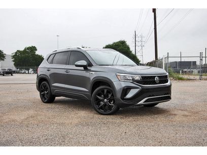 Used 2023 Volkswagen Taos SE w/ Panoramic Sunroof Package