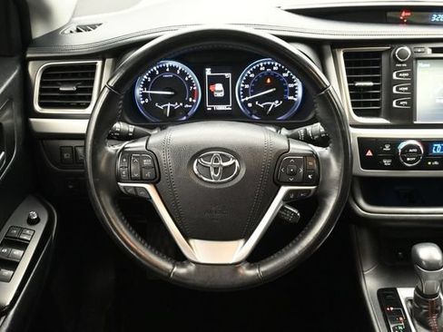Used 2019 Toyota Highlander SE w/ Nightshade Edition FWD image 26