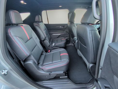 Used 2026 Chevrolet Traverse RS FWD image 13