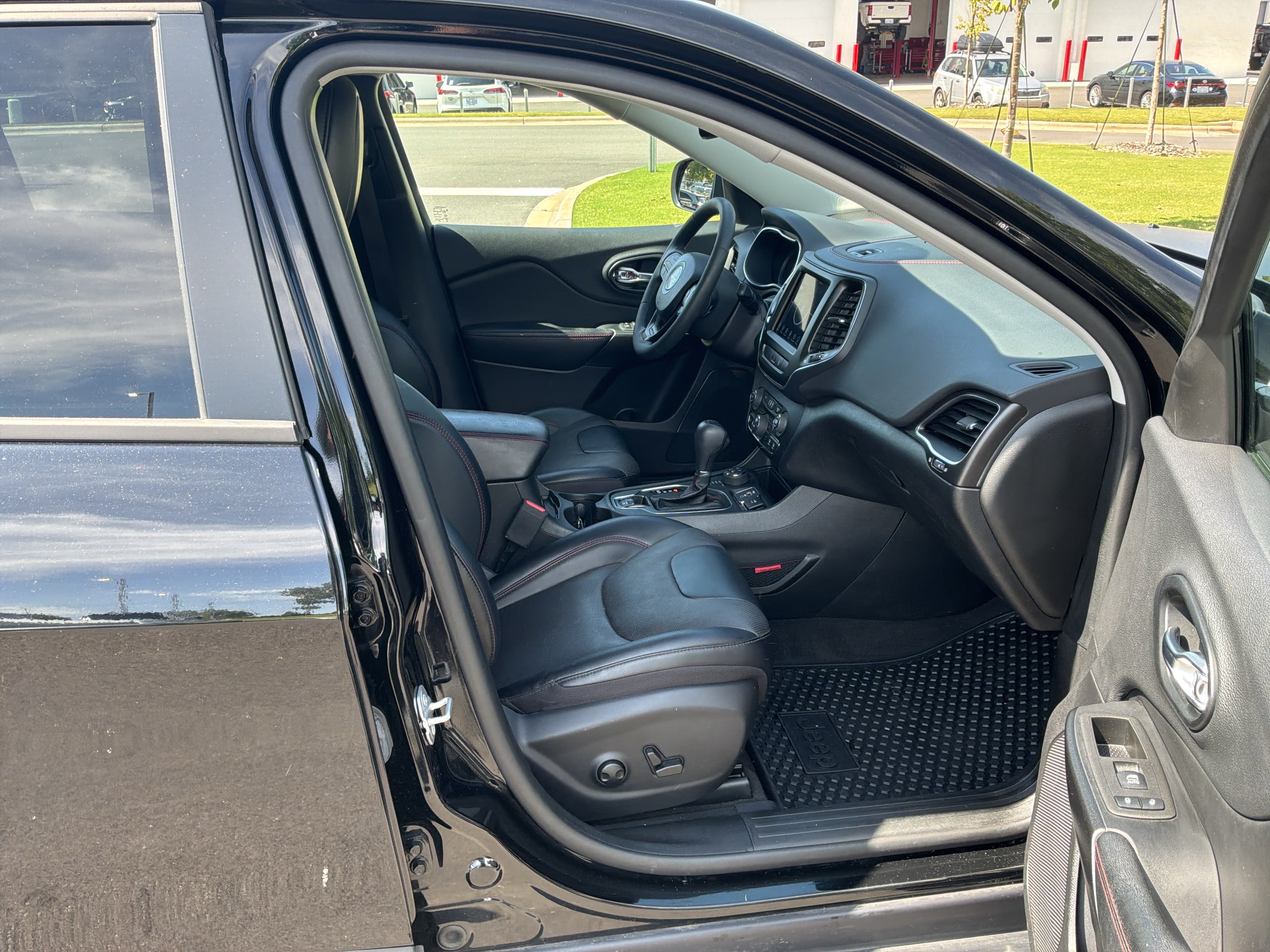Used 2022 Jeep Cherokee Trailhawk w/ Premium Leather Package AWD/4WD image 32