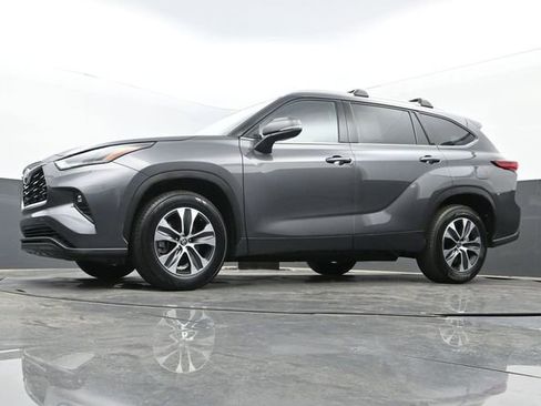 Used 2022 Toyota Highlander XLE image 29