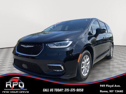 Used 2024 Chrysler Pacifica Touring-L FWD image 1