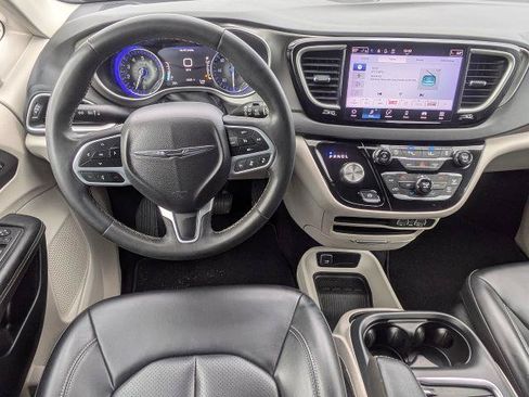 Used 2023 Chrysler Pacifica Touring-L FWD image 18