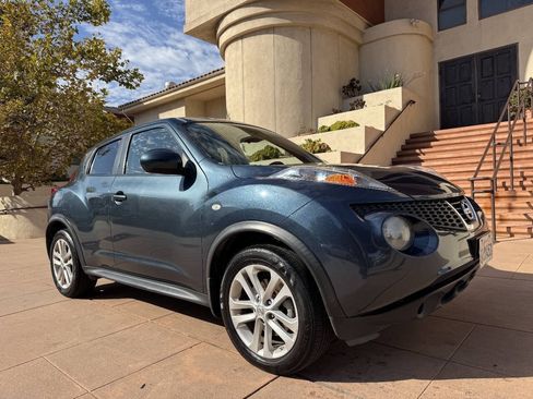 Used 2011 Nissan Juke SV FWD image 1