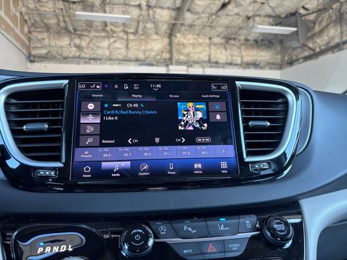 Used 2024 Chrysler Pacifica Touring-L FWD image 16
