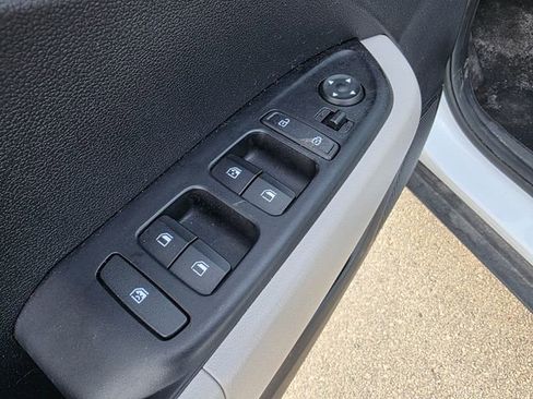 Certified 2025 Hyundai Venue SEL image 14