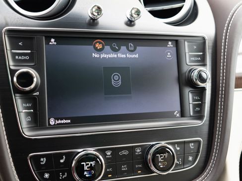 Used 2017 Bentley Bentayga image 22