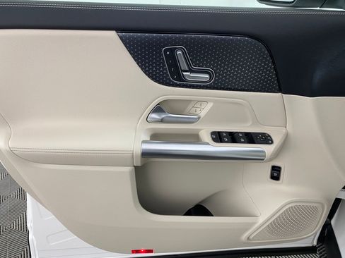 Used 2025 Mercedes-Benz GLA 250 4MATIC image 11