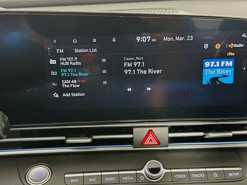 Used 2025 Hyundai Elantra Limited image 21