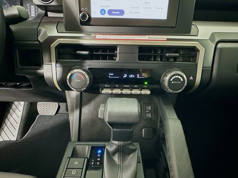 Certified 2025 Toyota Tacoma SR5 AWD/4WD image 15