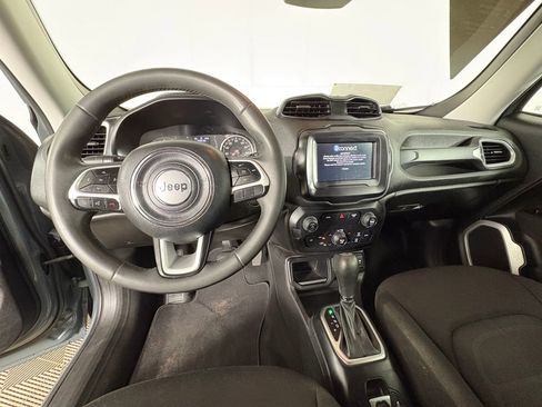 Used 2018 Jeep Renegade Latitude FWD image 8