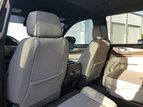 Used 2024 GMC Yukon SLT w/ SLT Luxury Package RWD image 9