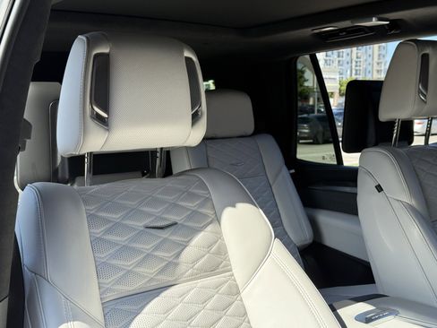 Used 2025 Cadillac Escalade V w/ LPO, ONYX Package image 29