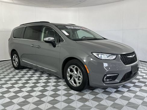 Used 2023 Chrysler Pacifica Limited FWD image 2