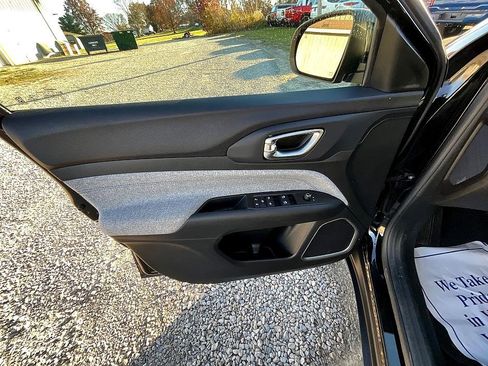 Used 2022 Jeep Compass Latitude image 11