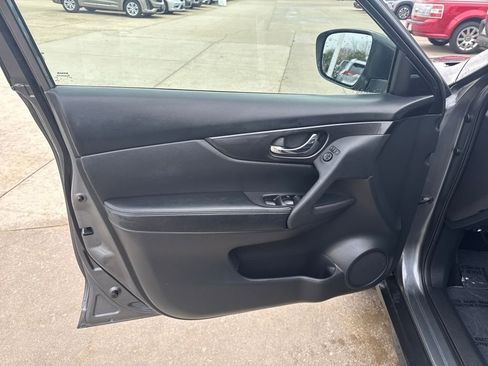 Used 2017 Nissan Rogue SV image 12