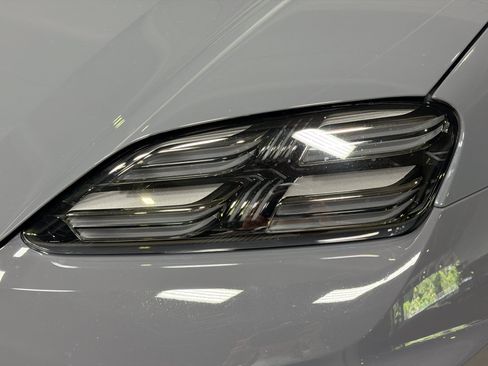 Certified 2025 Porsche Macan Turbo Electric AWD/4WD image 10