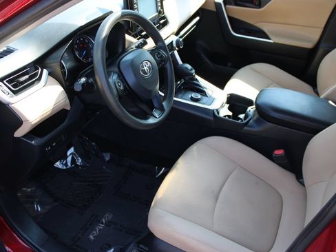 Used 2019 Toyota RAV4 LE w/ Carpet Mat Package AWD/4WD image 7