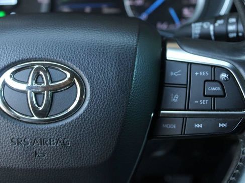 Used 2020 Toyota Highlander XLE FWD image 30