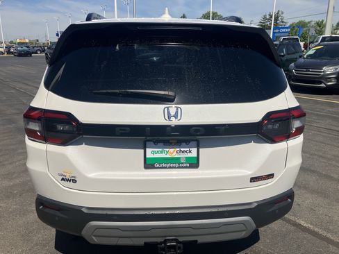 Used 2025 Honda Pilot TrailSport image 6