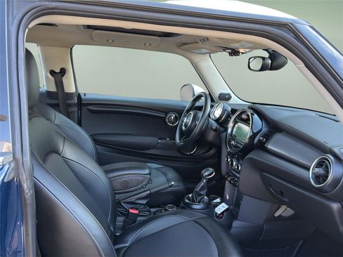 Used 2018 MINI Cooper 2-Door Hardtop image 19