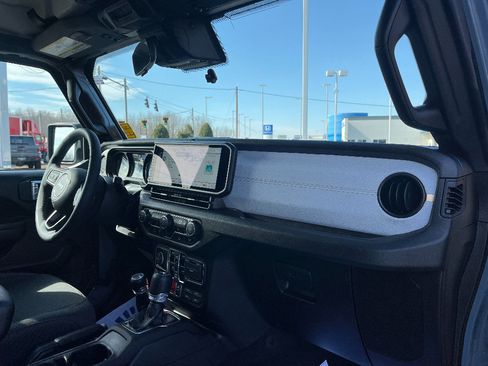 Used 2025 Jeep Wrangler Willys image 14
