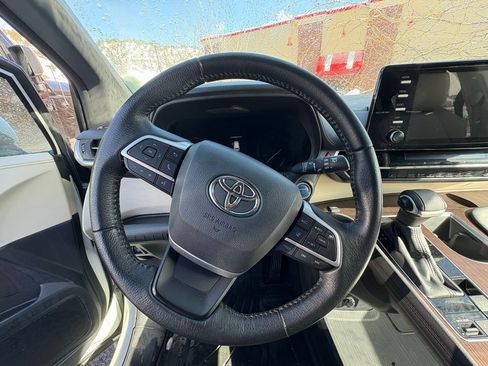 Used 2021 Toyota Sienna XLE image 2