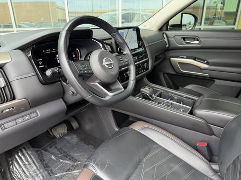 Used 2023 Nissan Pathfinder Platinum image 31