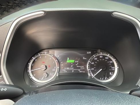 Used 2023 Toyota Highlander XLE FWD image 15