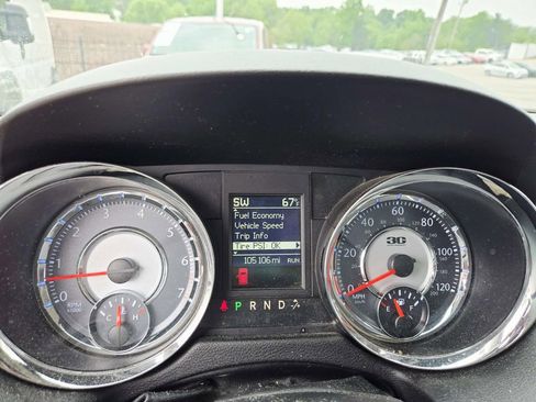Used 2014 Chrysler Town & Country Touring-L FWD image 11
