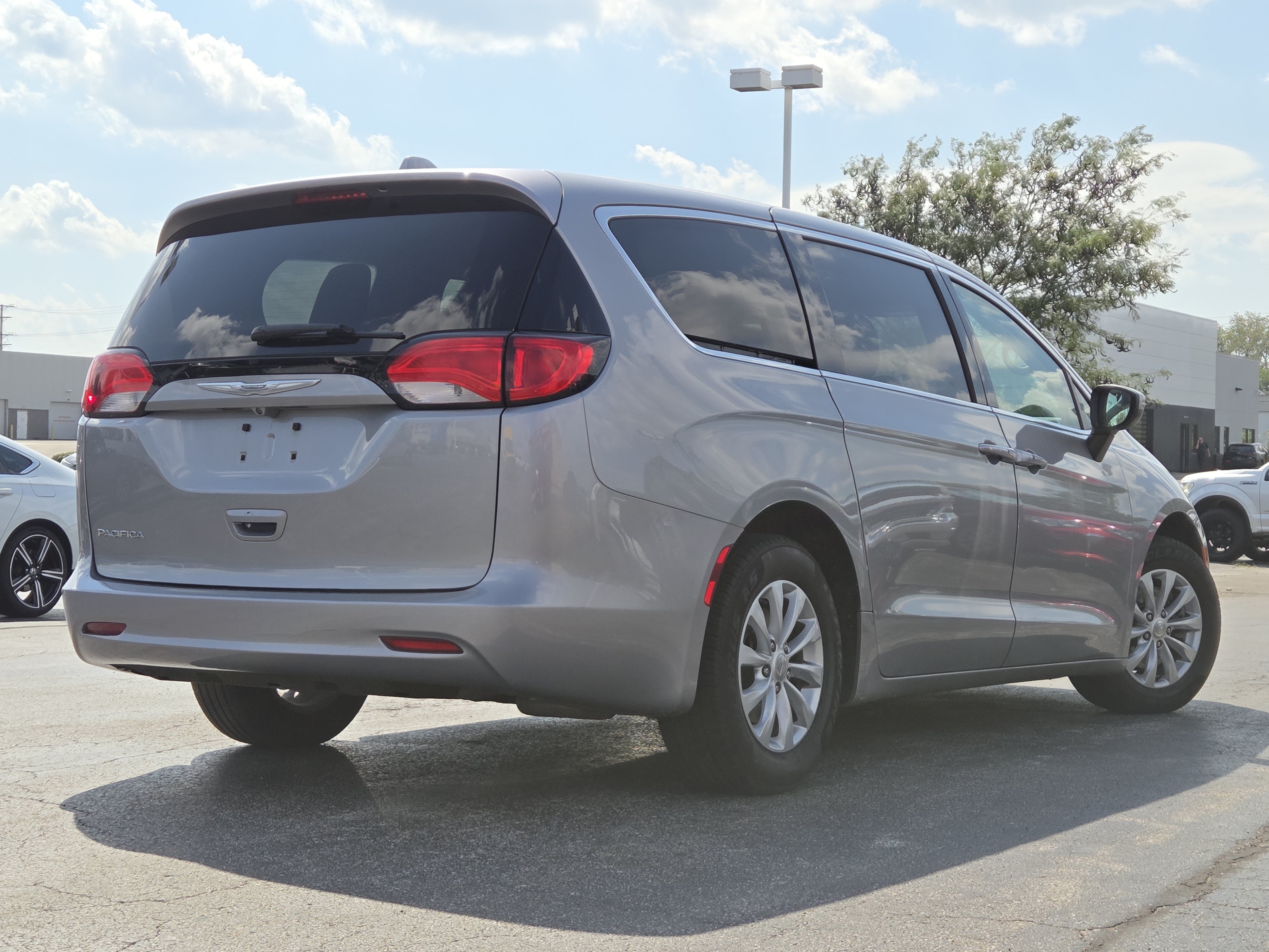 Used 2017 Chrysler Pacifica Touring w/ Tire & Wheel Group FWD image 5
