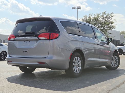 Used 2017 Chrysler Pacifica Touring w/ Tire & Wheel Group FWD image 5