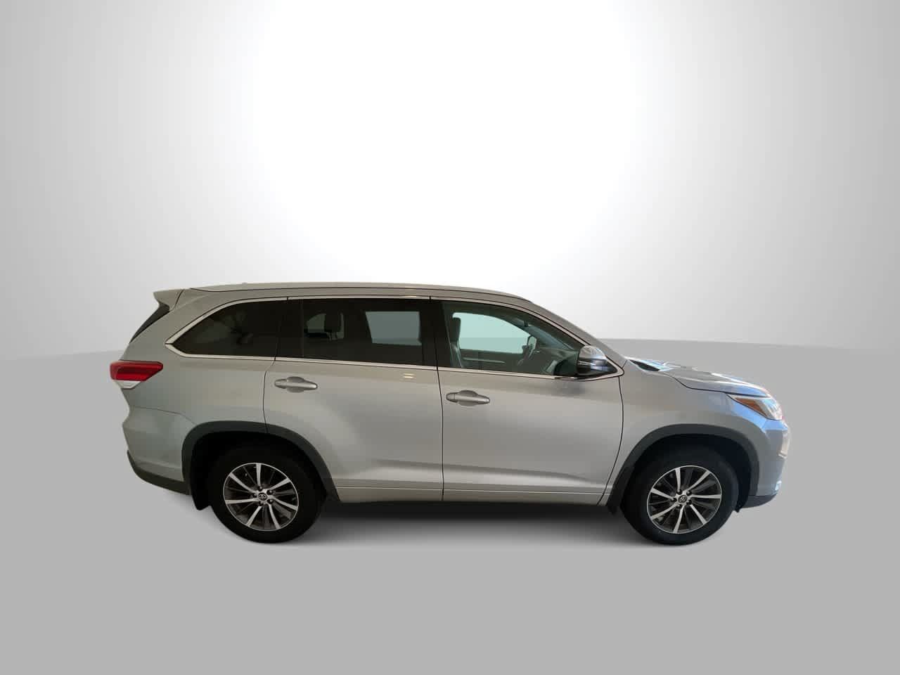 Used 2017 Toyota Highlander XLE AWD/4WD image 9